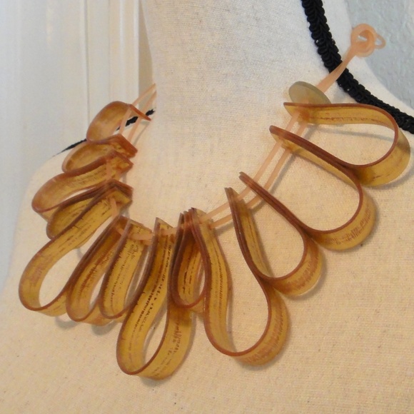 Unusual Choker - Picture 7 of 9